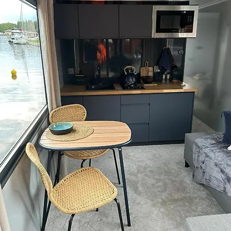 Dom Na Wodzie Botel
